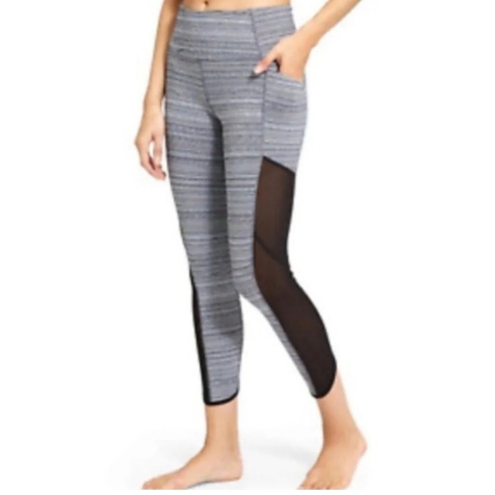 Athleta black & white HR jacquard chaturanga to town Capri leggings size small